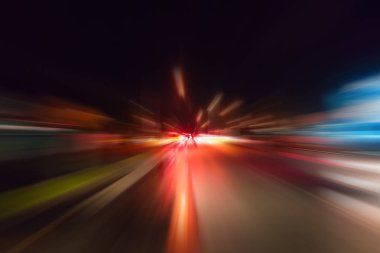 Gece trafik fütüristik hareket ile bulanıklık ve yakınlaştırma efektleri. Üzerinden yol veya sokaklar üzerinde hareket eden bir arabanın içinde ateş.