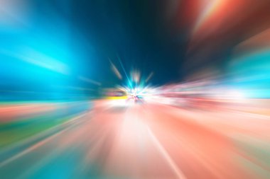 Gece trafik fütüristik hareket ile bulanıklık ve yakınlaştırma efektleri. Üzerinden yol veya sokaklar üzerinde hareket eden bir arabanın içinde ateş.