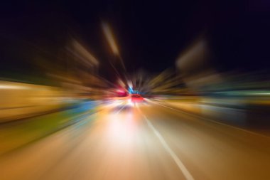 Gece trafik fütüristik hareket ile bulanıklık ve yakınlaştırma efektleri. Üzerinden yol veya sokaklar üzerinde hareket eden bir arabanın içinde ateş.