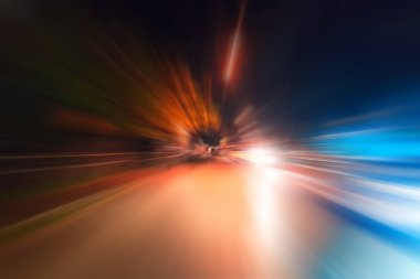 Gece trafik fütüristik hareket ile bulanıklık ve yakınlaştırma efektleri. Üzerinden yol veya sokaklar üzerinde hareket eden bir arabanın içinde ateş.