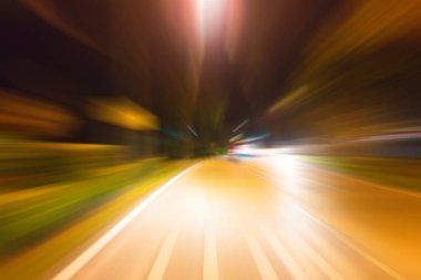 Gece trafik fütüristik hareket ile bulanıklık ve yakınlaştırma efektleri. Üzerinden yol veya sokaklar üzerinde hareket eden bir arabanın içinde ateş.