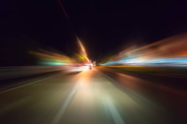 Gece trafik fütüristik hareket ile bulanıklık ve yakınlaştırma efektleri. Üzerinden yol veya sokaklar üzerinde hareket eden bir arabanın içinde ateş.