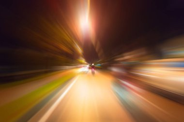 Gece trafik fütüristik hareket ile bulanıklık ve yakınlaştırma efektleri. Üzerinden yol veya sokaklar üzerinde hareket eden bir arabanın içinde ateş.
