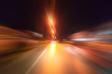 Gece trafik fütüristik hareket ile bulanıklık ve yakınlaştırma efektleri. Üzerinden yol veya sokaklar üzerinde hareket eden bir arabanın içinde ateş.