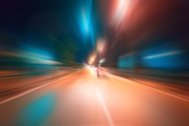 Gece trafik fütüristik hareket ile bulanıklık ve yakınlaştırma efektleri. Üzerinden yol veya sokaklar üzerinde hareket eden bir arabanın içinde ateş.