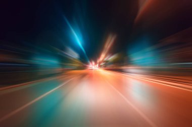 Gece trafik fütüristik hareket ile bulanıklık ve yakınlaştırma efektleri. Üzerinden yol veya sokaklar üzerinde hareket eden bir arabanın içinde ateş.