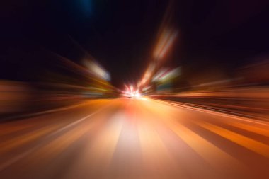Gece trafik fütüristik hareket ile bulanıklık ve yakınlaştırma efektleri. Üzerinden yol veya sokaklar üzerinde hareket eden bir arabanın içinde ateş.