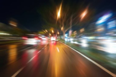 Gece trafik fütüristik hareket ile bulanıklık ve yakınlaştırma efektleri. Üzerinden yol veya sokaklar üzerinde hareket eden bir arabanın içinde ateş.