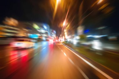Gece trafik fütüristik hareket ile bulanıklık ve yakınlaştırma efektleri. Üzerinden yol veya sokaklar üzerinde hareket eden bir arabanın içinde ateş.