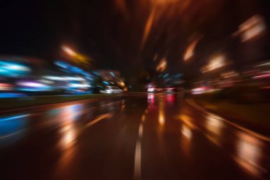 Gece trafik fütüristik hareket ile bulanıklık ve yakınlaştırma efektleri. Üzerinden yol veya sokaklar üzerinde hareket eden bir arabanın içinde ateş.