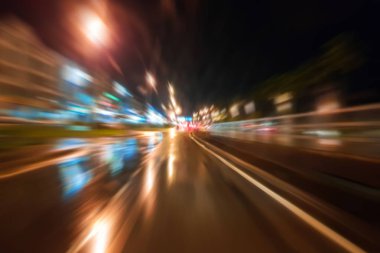 Gece trafik fütüristik hareket ile bulanıklık ve yakınlaştırma efektleri. Üzerinden yol veya sokaklar üzerinde hareket eden bir arabanın içinde ateş.