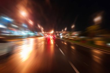 Gece trafik fütüristik hareket ile bulanıklık ve yakınlaştırma efektleri. Üzerinden yol veya sokaklar üzerinde hareket eden bir arabanın içinde ateş.