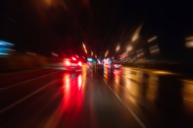 Gece trafik fütüristik hareket ile bulanıklık ve yakınlaştırma efektleri. Üzerinden yol veya sokaklar üzerinde hareket eden bir arabanın içinde ateş.