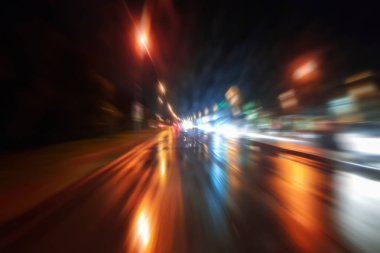 Gece trafik fütüristik hareket ile bulanıklık ve yakınlaştırma efektleri. Üzerinden yol veya sokaklar üzerinde hareket eden bir arabanın içinde ateş.