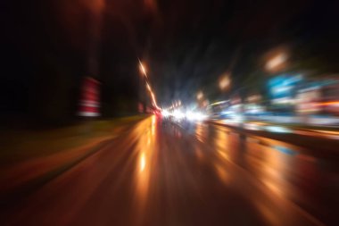 Gece trafik fütüristik hareket ile bulanıklık ve yakınlaştırma efektleri. Üzerinden yol veya sokaklar üzerinde hareket eden bir arabanın içinde ateş.
