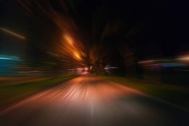 Gece trafik fütüristik hareket ile bulanıklık ve yakınlaştırma efektleri. Üzerinden yol veya sokaklar üzerinde hareket eden bir arabanın içinde ateş.
