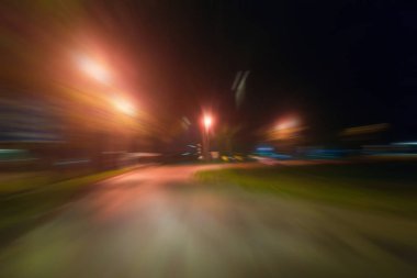 Gece trafik fütüristik hareket ile bulanıklık ve yakınlaştırma efektleri. Üzerinden yol veya sokaklar üzerinde hareket eden bir arabanın içinde ateş.