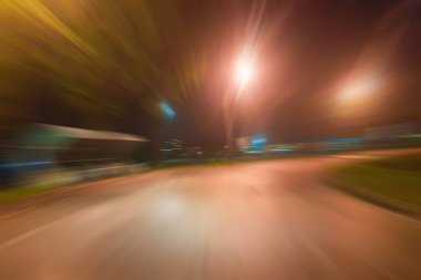 Gece trafik fütüristik hareket ile bulanıklık ve yakınlaştırma efektleri. Üzerinden yol veya sokaklar üzerinde hareket eden bir arabanın içinde ateş.