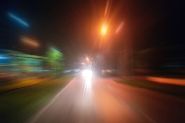 Gece trafik fütüristik hareket ile bulanıklık ve yakınlaştırma efektleri. Üzerinden yol veya sokaklar üzerinde hareket eden bir arabanın içinde ateş.