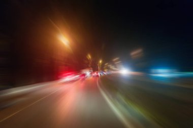 Gece trafik fütüristik hareket ile bulanıklık ve yakınlaştırma efektleri. Üzerinden yol veya sokaklar üzerinde hareket eden bir arabanın içinde ateş.