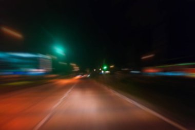 Gece trafik fütüristik hareket ile bulanıklık ve yakınlaştırma efektleri. Üzerinden yol veya sokaklar üzerinde hareket eden bir arabanın içinde ateş.