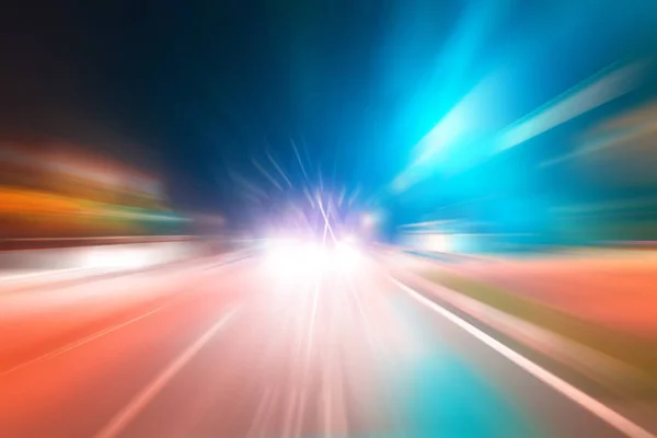 Gece trafik fütüristik hareket ile bulanıklık ve yakınlaştırma efektleri. Üzerinden yol veya sokaklar üzerinde hareket eden bir arabanın içinde ateş.