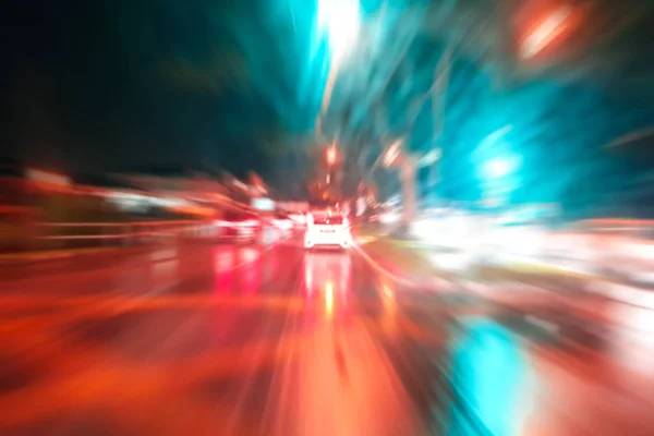 夜间交通与未来主义的运动模糊和缩放效果 在道路或街道上 从行驶中的汽车内开枪 — 图库照片