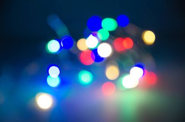 Renkli bulanıklık bokeh ışık, gece defocused ve koyu arka plan.