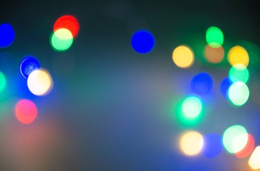 Renkli bulanıklık bokeh ışık, gece defocused ve koyu arka plan.