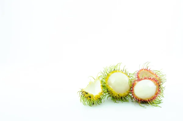 Rambutan fresco vermelho, doce e delicioso, isolado nas costas brancas — Fotografia de Stock