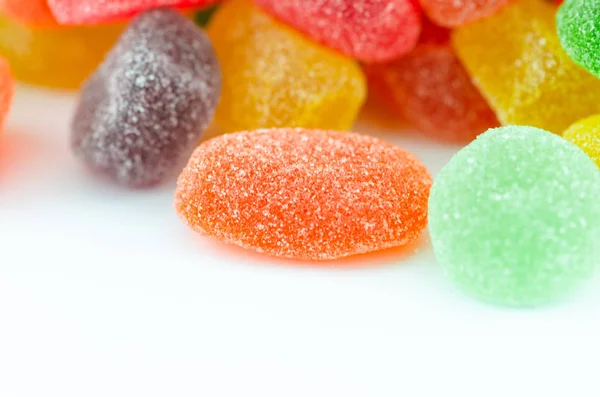 Bos van kleurrijke Jelly Candy of snoep, isolatie op witte rug — Stockfoto