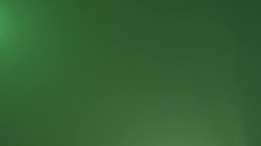 Renkler ve ışıklar birbirine çapraz, düz arka plan sonsuzluk veya kesintisiz döngü. Video başlığı veya metin arka planı, görüntü geçişleri için iyi.