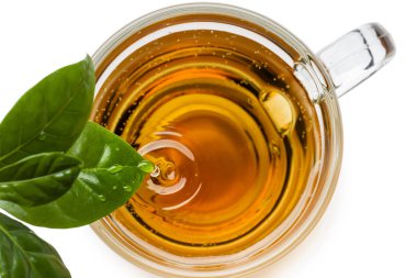 su damlaları fincan içine çay yaprakları düşer