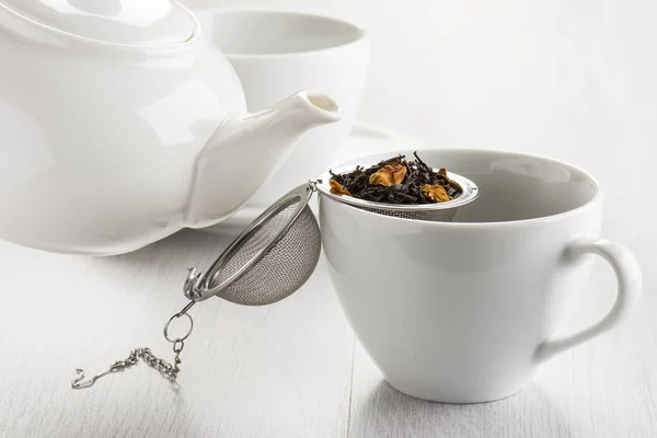 Infuser Чай Открыт Белой Чашке Травяной Смесью Чая — стоковое фото
