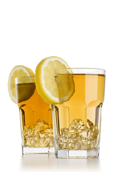 Дві Склянки Повні Льодовикового Чаю Шматочками Лимона Білому Тлі — стокове фото
