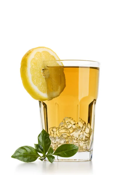 Склянка Наповнена Льодовим Чаєм Скибочками Лимона Листям Чаю Білому Тлі — стокове фото