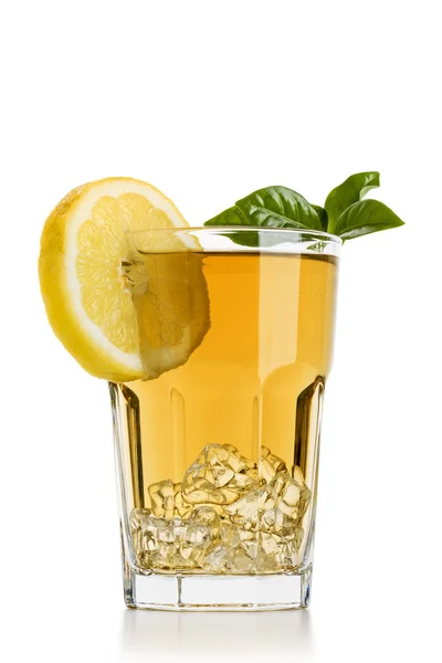 Стакан Чая Льдом Ломтиками Лимона Чайными Листьями Белом Фоне — стоковое фото