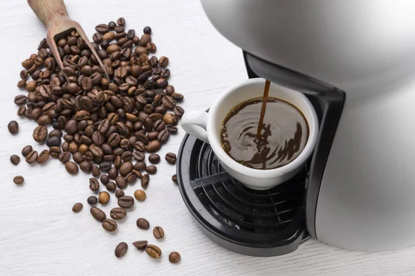 Koffiezetapparaat Vult Een Kopje Koffie Tafel Met Koffiebonen — Stockfoto