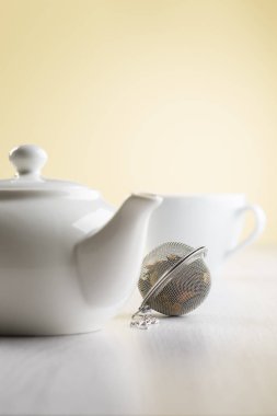 Çaydanlık ve bardak ile tabloda çay demlik. Zerk makinesinde odaklanmak.