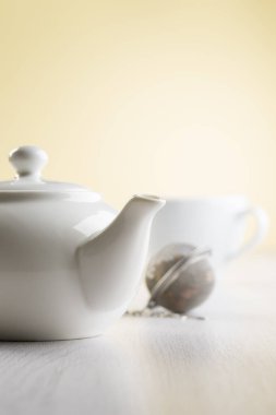 demlik ve fincan masada beyaz çaydanlık.