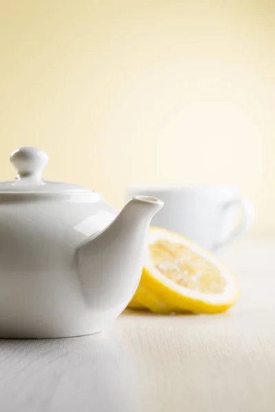 Weiße Teekanne Auf Dem Tisch Mit Zitronenscheiben — Stockfoto