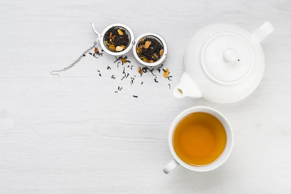 Tasse Tee Mit Teekanne Und Offenem Mit Schwarzem Tee Auf — Stockfoto
