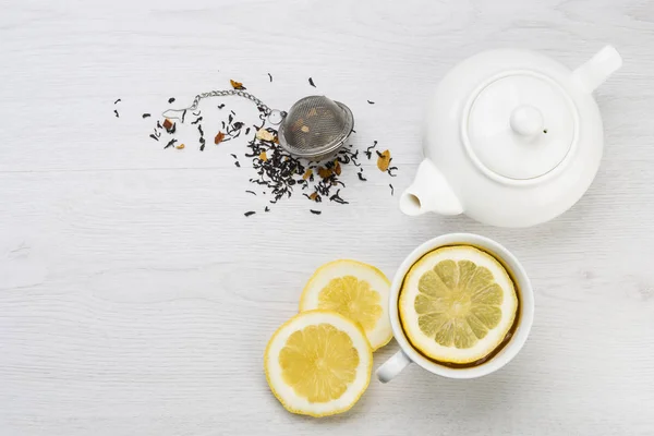 Tasse Tee Mit Zitronenscheiben Teekanne Und Auf Dem Tisch — Stockfoto