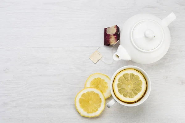 Tasse Tee Mit Zitronenscheiben Teekanne Und Teebeutel Auf Dem Tisch — Stockfoto