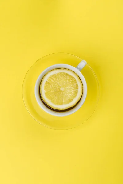 Tasse Tee Mit Zitronenscheibe Auf Gelber Tischdecke — Stockfoto