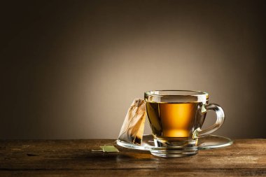 Cam bardak çay çay poşeti ahşap tablo ile