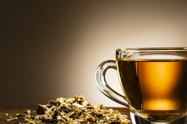 Cam bardak çay ile bitkisel ahşap masa üzerinde closeup