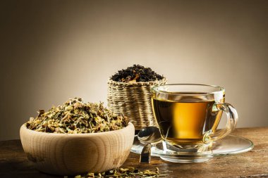 Cam bardak çay ile ahşap masa üzerinde farklı bitki çayı