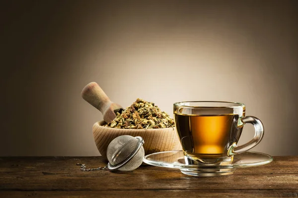 Glas Tee Mit Und Kräutertee Auf Holztisch — Stockfoto