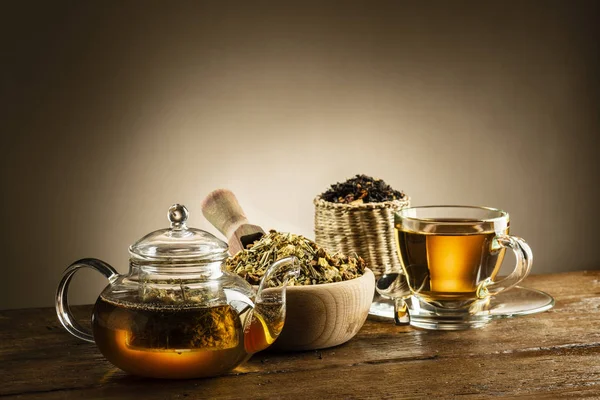 Glas Teekanne Mit Tasse Und Kräutertee Auf Holztisch — Stockfoto